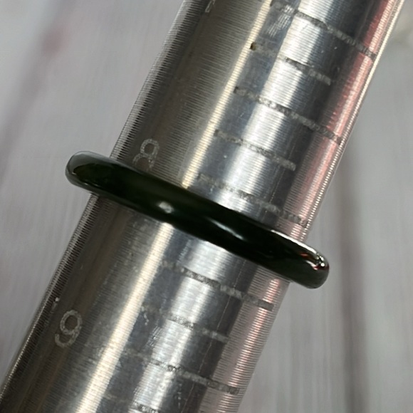 Green Jade Ring. Pre Owned. Size 8.25 - Picture 2 of 2